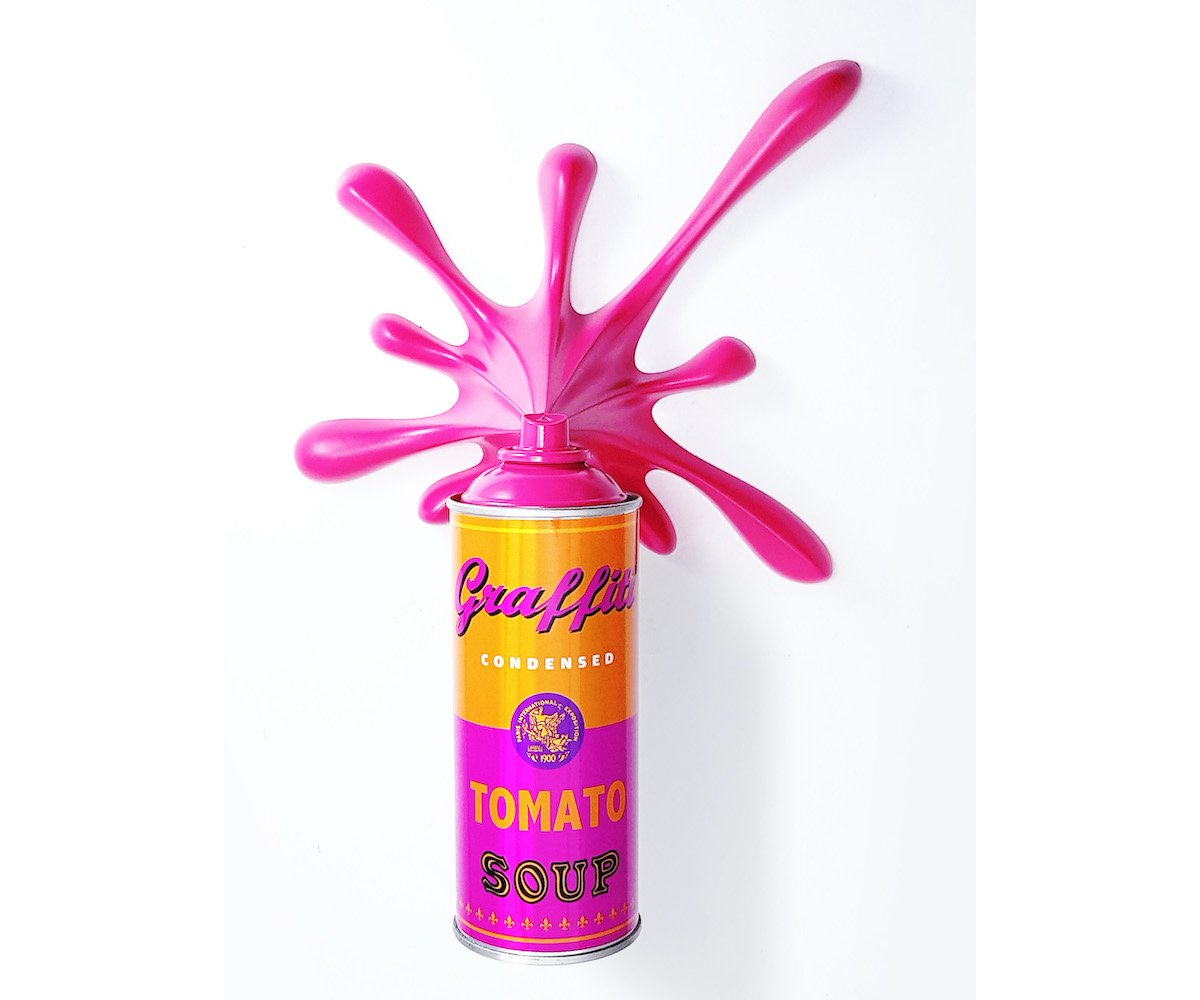 Kunstobjekt: Die Sprühdose mit dem Konterfei von Marilyn Monroe und einem silbernen Farbspritzer aus Polyurethan-Kunstharz. Eine Sprühdose mit dem mit dem Aufdruck Graffiti Tomato Soup und einem pinken Farbspritzer aus Polyurethan-Kunstharz.