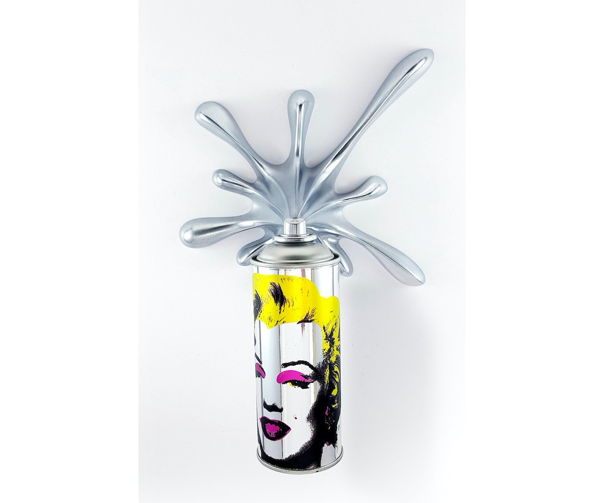 Kunstobjekt: Die Sprühdose mit dem Konterfei von Marilyn Monroe und einem silbernen Farbspritzer aus Polyurethan-Kunstharz. Eine Sprühdose mit dem mit dem Konterfei von Marilyn Monroe und und einem wilbernen Farbspritzer aus Polyurethan-Kunstharz.